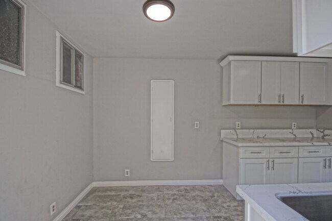 Building Photo - Incredibly Charming & Bright 3BR2BA Home w...