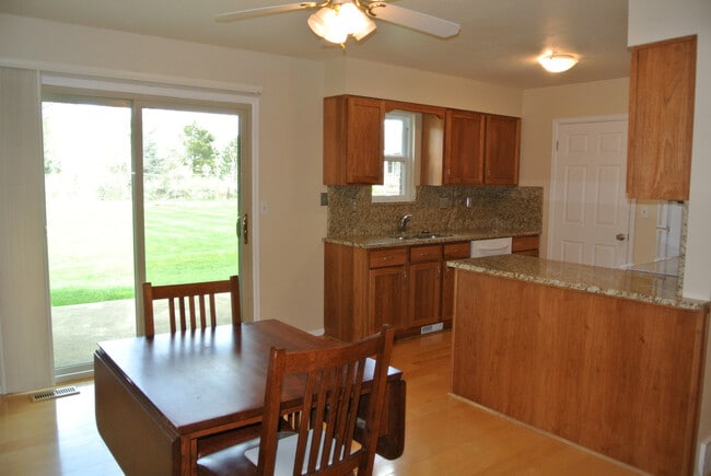 Building Photo - 1080 Fairway Ct