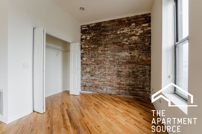 Building Photo - HUGE 1BR/1BA Close to Blue Line, Pet Friendly