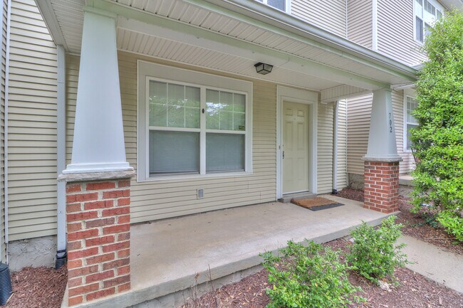 Building Photo - 702 Vernon Ave
