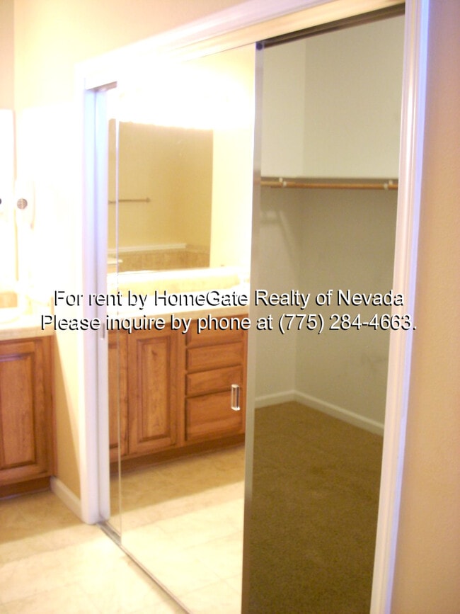 Building Photo - Beautiful Fleur de Lis townhome, Gated Community!