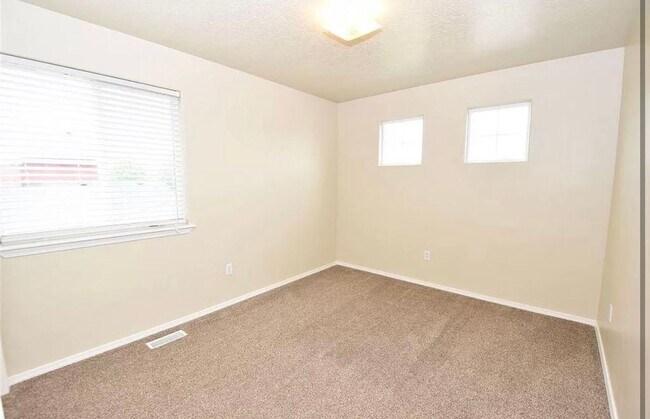 Building Photo - 3341 N Maplestone Ave