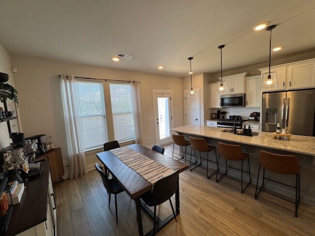Building Photo - Move In Ready - 3 Bedrooms, 2.5 Baths. Hic...