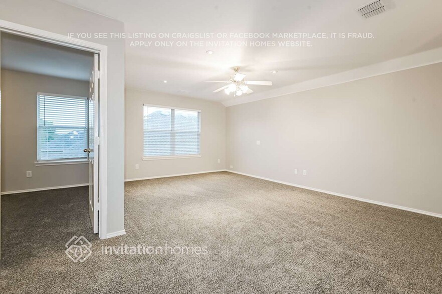 Building Photo - 9501 Links Fairway Dr