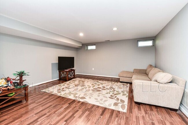 Building Photo - 641 Meade Dr SW
