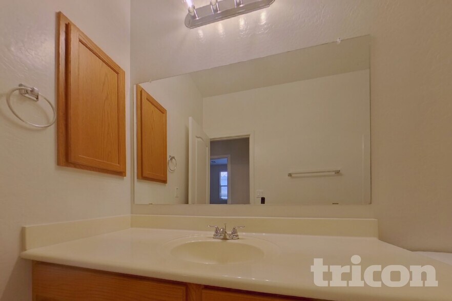 Building Photo - 17350 W Woodlands Ave
