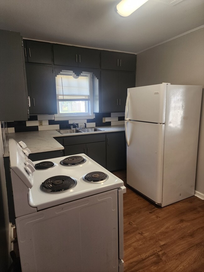 Building Photo - 422 W Poplar Ave