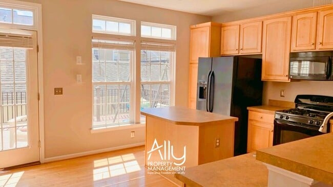 Building Photo - 908 Rainier Rd