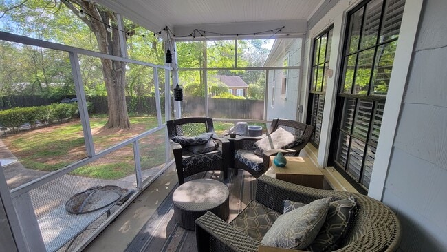 Building Photo - 3 Bed, 2 Bath Furnished Home in Greenville...