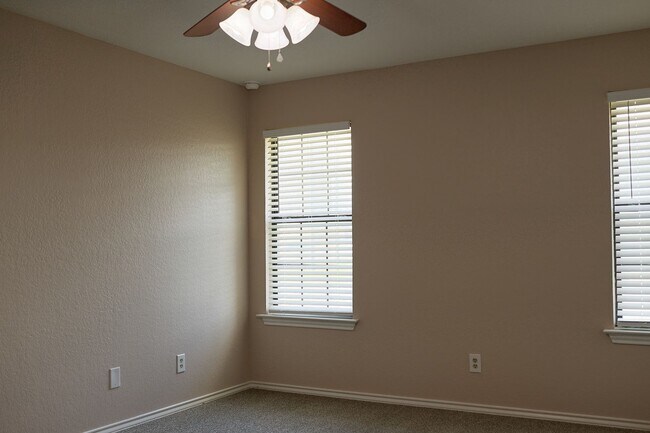 Building Photo - 900 Kilkenny Ct