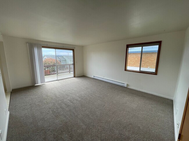 Building Photo - Moore (1371 SE 9th Ave &amp; 1370 SE 10th Ct.)