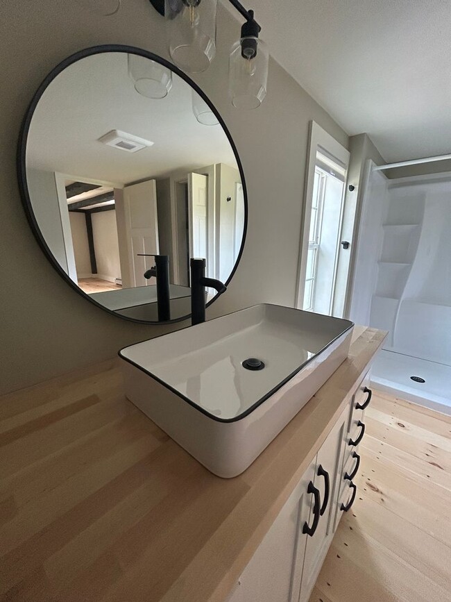 Building Photo - Beautiful renovated 5 bedroom 2.5 bath sin...