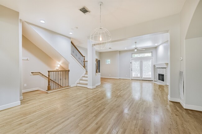Building Photo - 5823 Lacy St