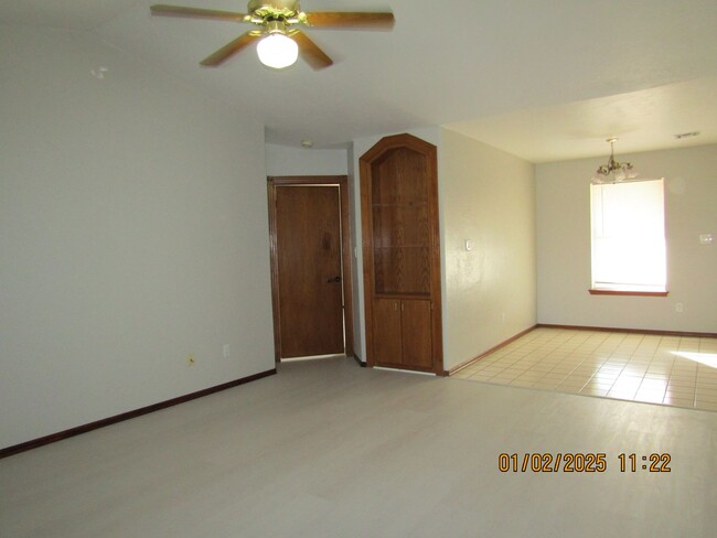 Building Photo - Freshly Painted/New Flooring Home!! No Pets!