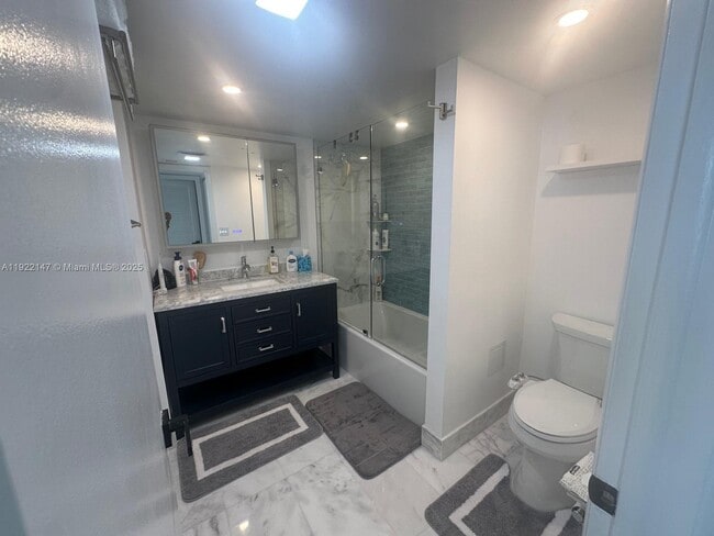 Building Photo - 2555 Collins Ave