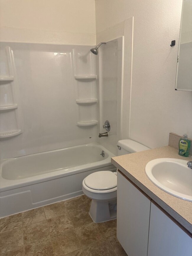 Building Photo - Spacious condo unit in East Anchorage
