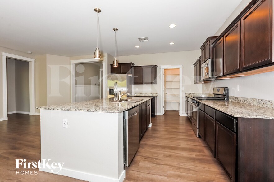 Building Photo - 732 Carlsbad Dr