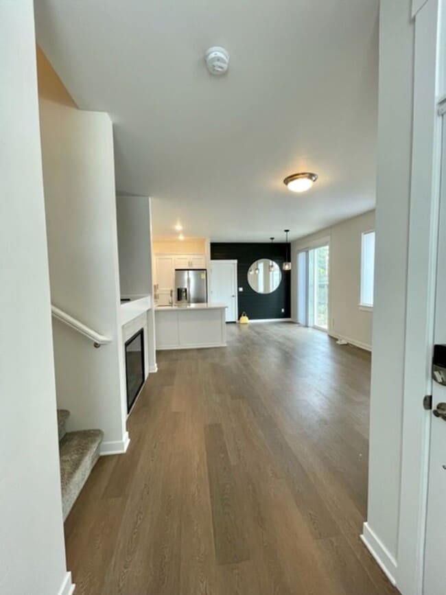 Building Photo - Like new 3 bedroom townhome in SE Bend!