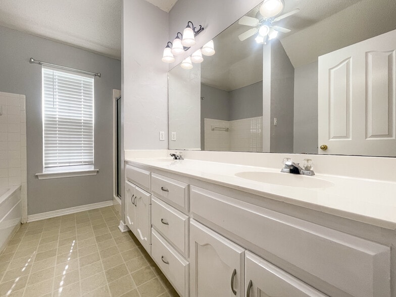 Building Photo - 1029 S Haven