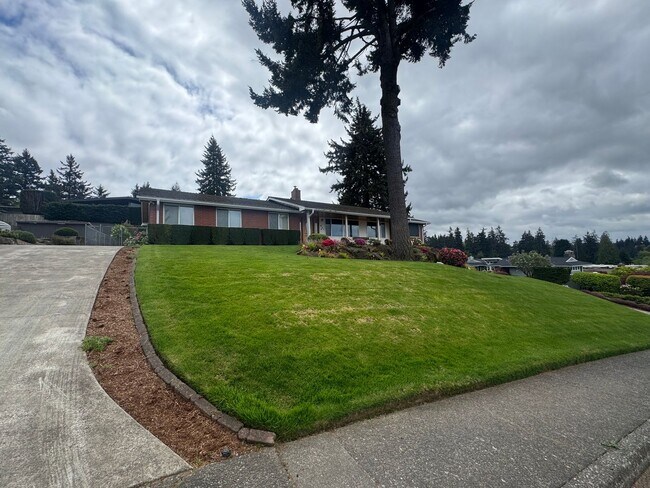 Building Photo - Stunning Three Bedroom With Amazing Views!