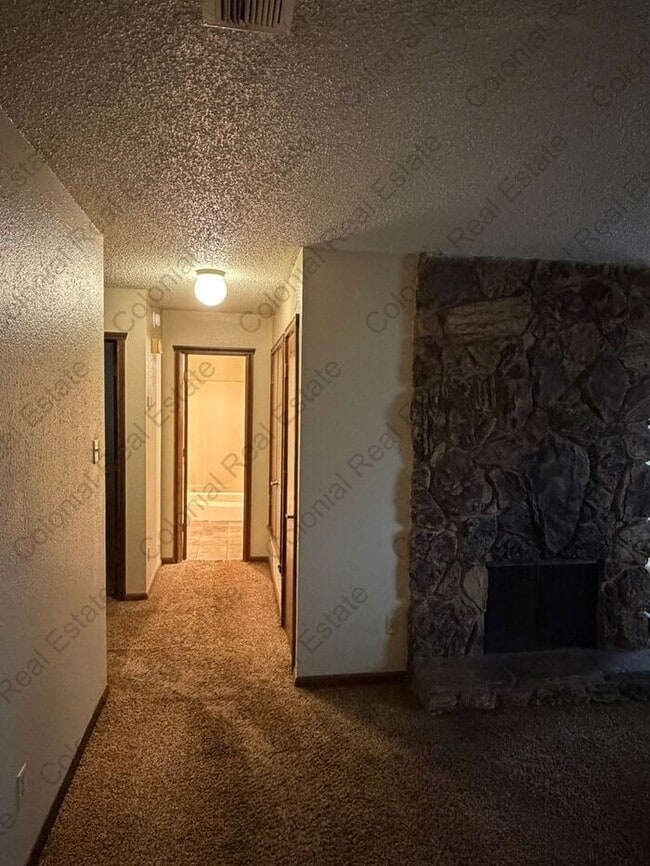 Building Photo - Cozy 2 bedroom 1 bathroom apartment with fireplace.