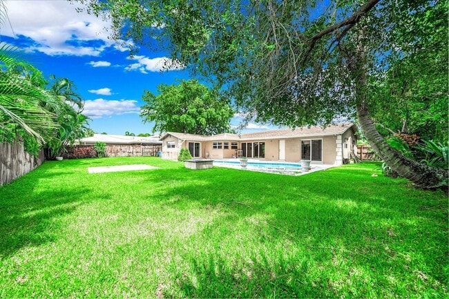 Building Photo - 4021 Bayview Dr