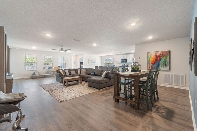 Building Photo - Gorgeous and Spacious 5/3 Home with Commun...