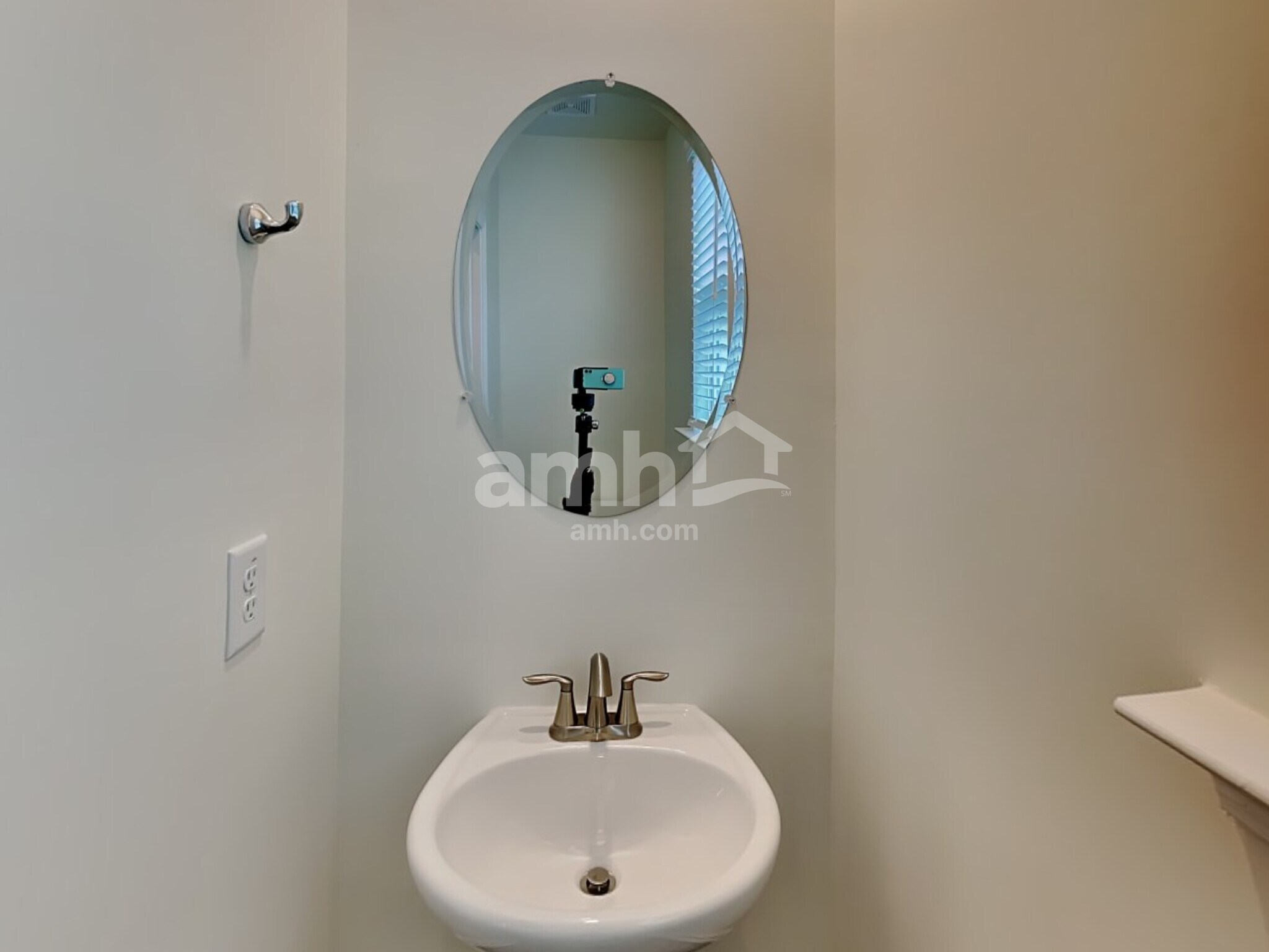 Building Photo - 1080 Highland Walk