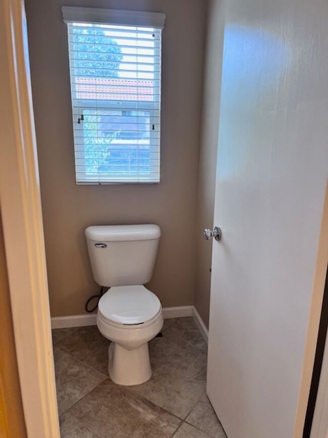 Building Photo - Redlands Home in Gated Community