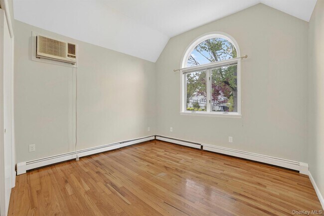 Building Photo - 28 Lakeview Dr