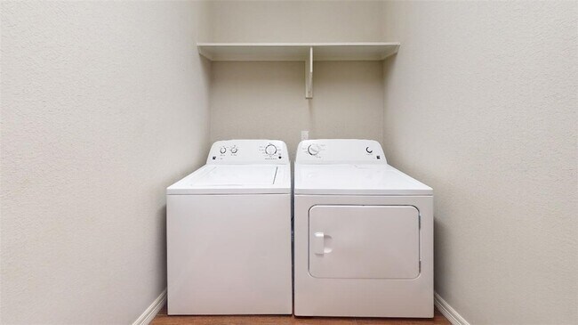 Building Photo - 302 Gilchrist Ave