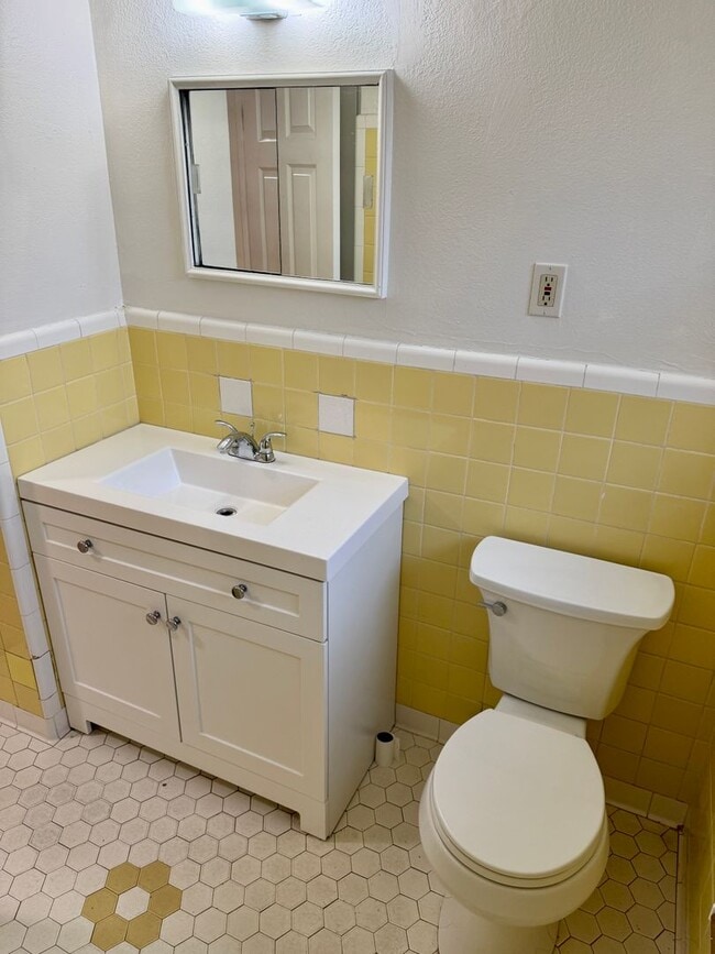 Building Photo - Amazing 2/1 so Close to the Ocean that you can see it from your Street!