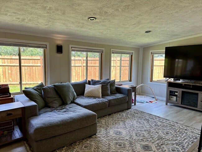 Building Photo - Beautiful house...RESERVE NOW FOR AUGUST 1...