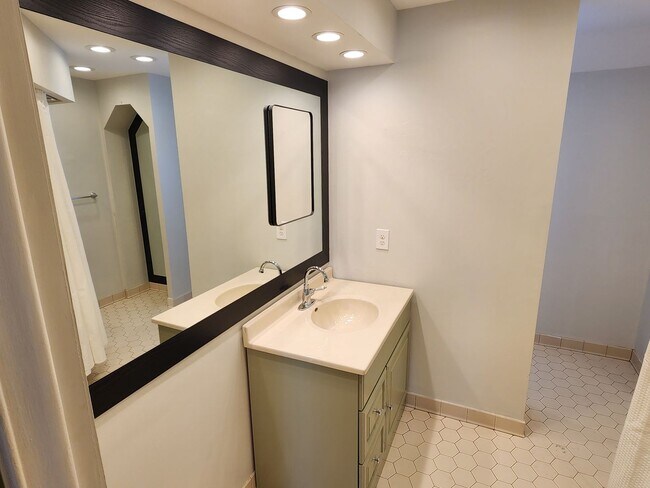 Building Photo - Shorewood 2 bedroom upper