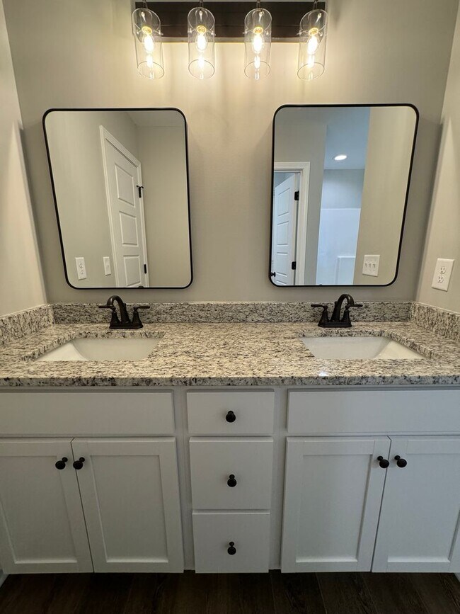 Building Photo - NEWER 4/2.5 House in Armuchee-$2,195