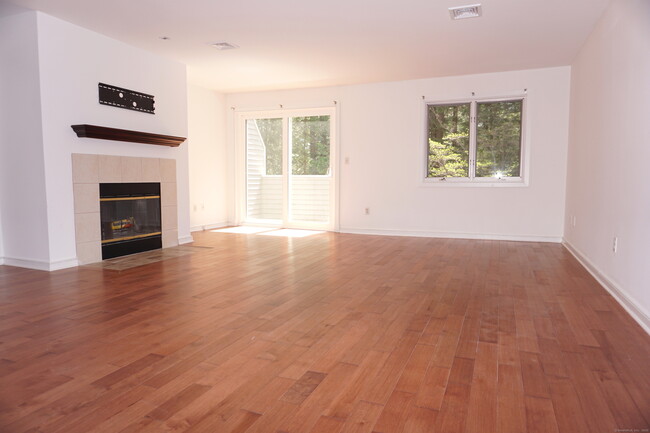 Building Photo - 453 E Putnam Ave