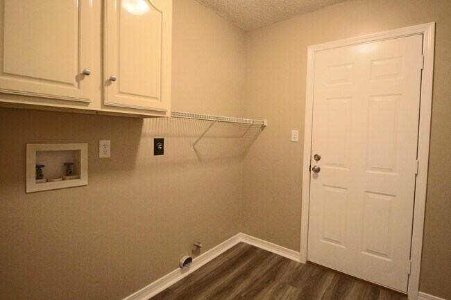 Building Photo - 414 Whirlaway Ct