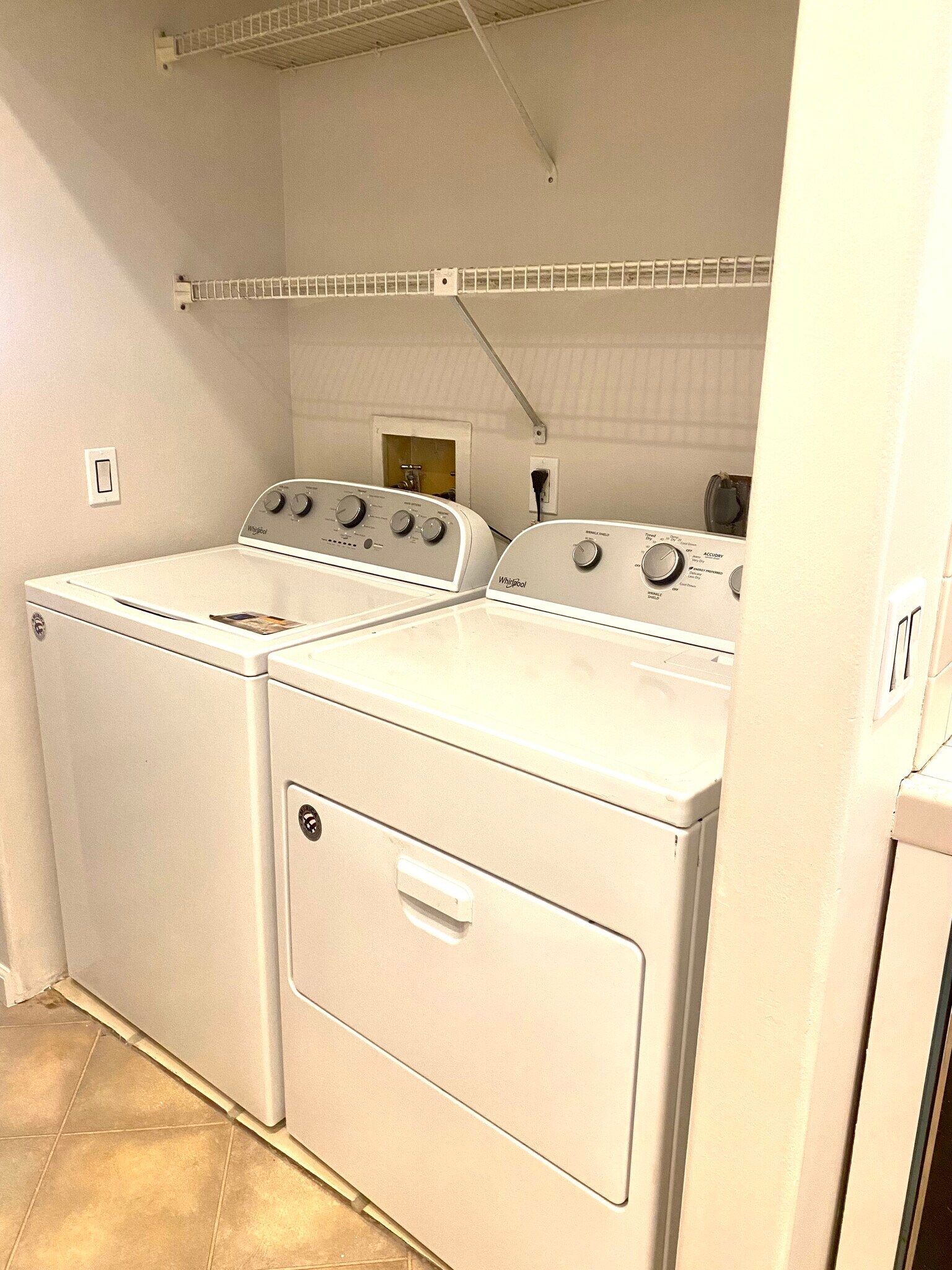 Building Photo - 7629 Draper Ave