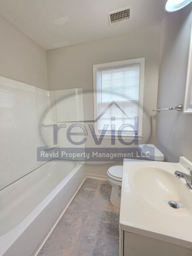 Building Photo - 3 Bedroom Home!!