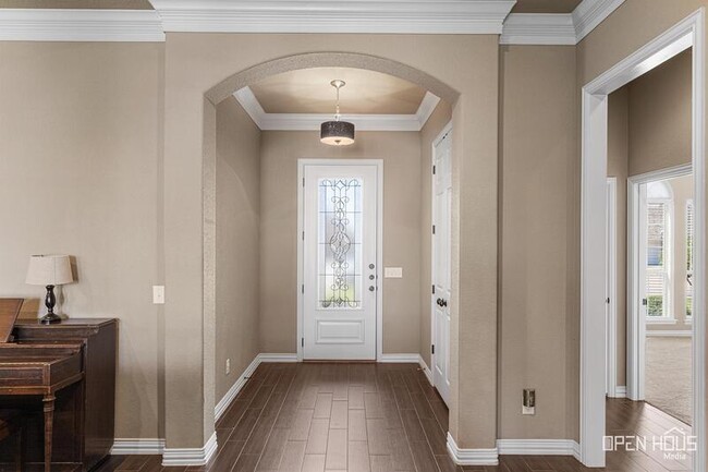Building Photo - 5009 Lantana Dr