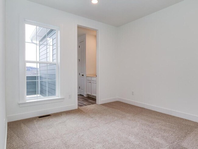 Building Photo - Luxury Townhome in the Heart of Cranberry Twp