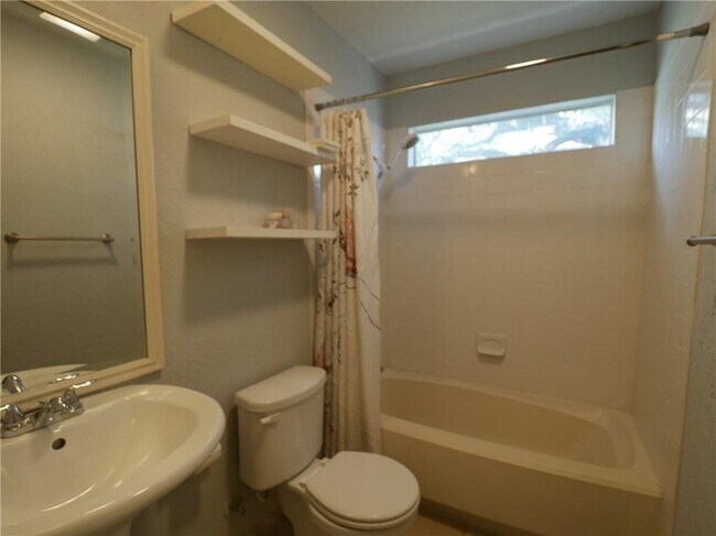 Building Photo - 800 Live Oak Dr