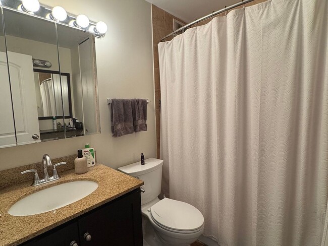 Building Photo - 1540 N La Salle Dr