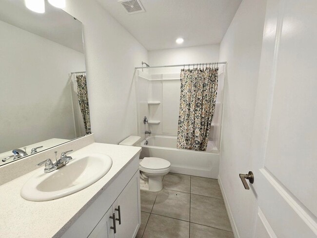 Building Photo - Annual End-Unit Townhome with 3 Bedrooms in Edgestone at Artisan Lakes