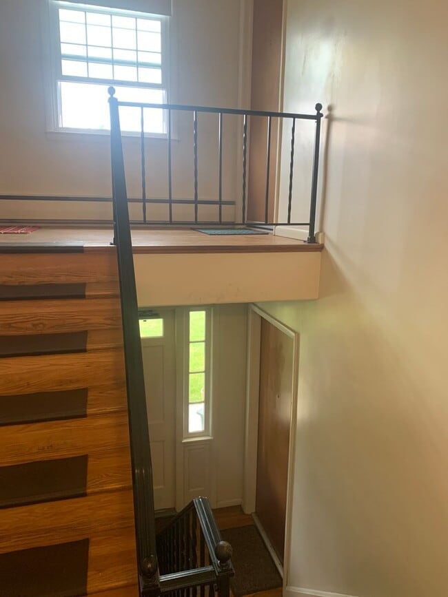 Building Photo - 2nd Floor 2 Bedroom Apartment W/ Parking Suburban SD