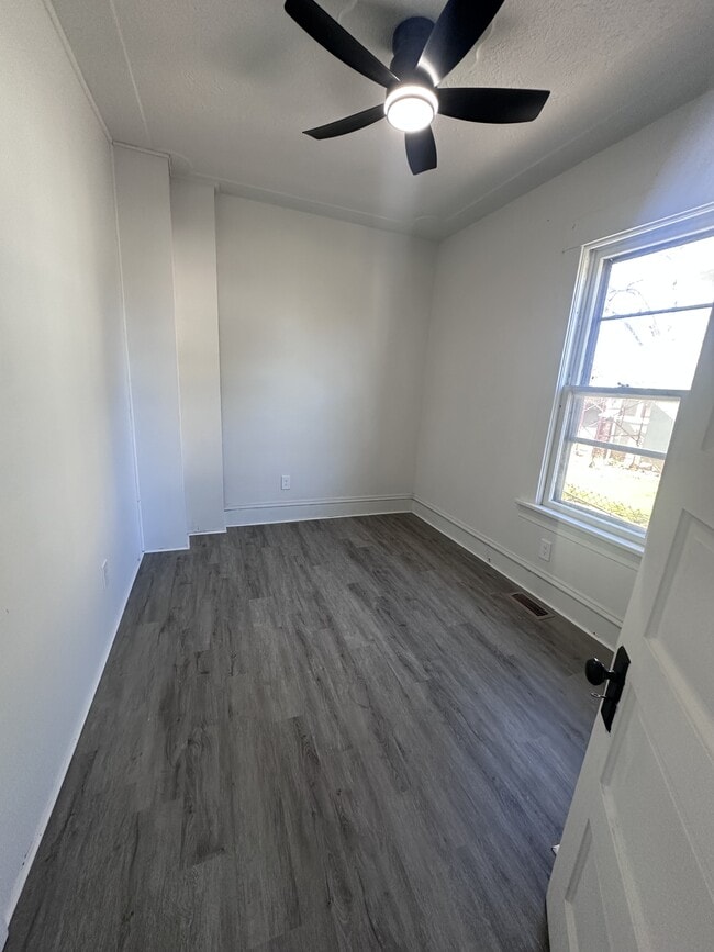 Building Photo - 223 E 27th St