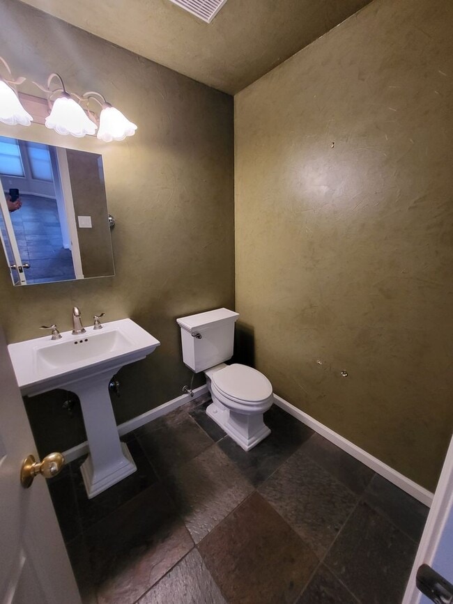 Building Photo - 323 Stillwater Dr