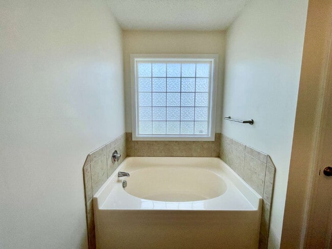 Building Photo - Charming 3-Bedroom Haven With 2 Full Baths...