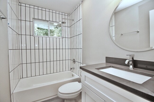 Building Photo - Impeccable 2 Bedroom, Fully Renovated in N...