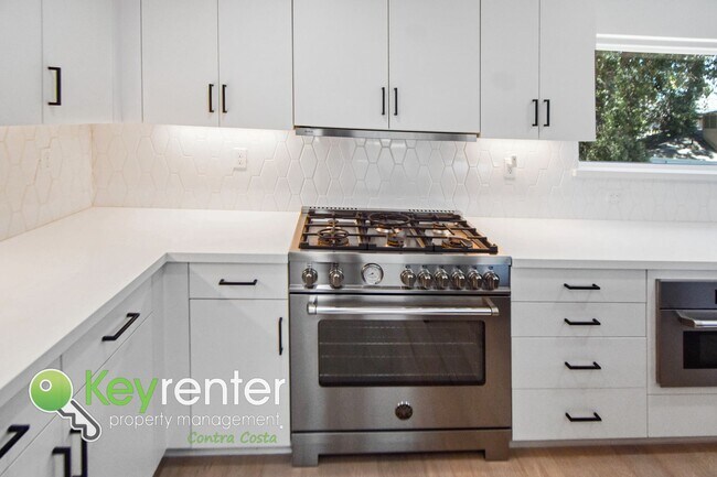 Building Photo - Newer Energy Efficient Luxury Townhouse in...